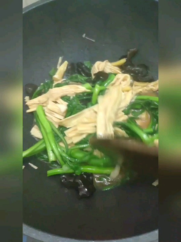 Fried Cabbage with Yuba and Fungus recipe