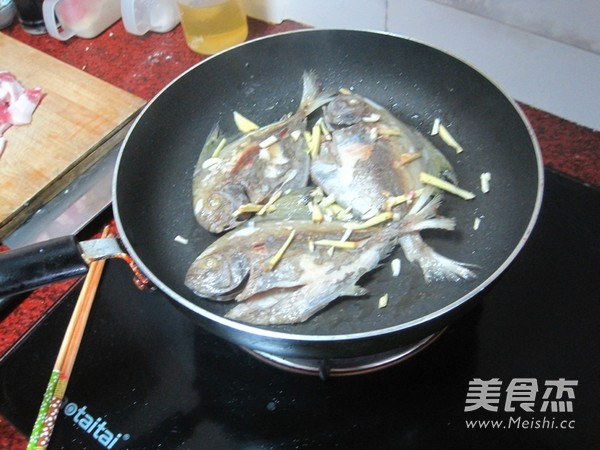 Fried and Braised Crucian Pomfret recipe