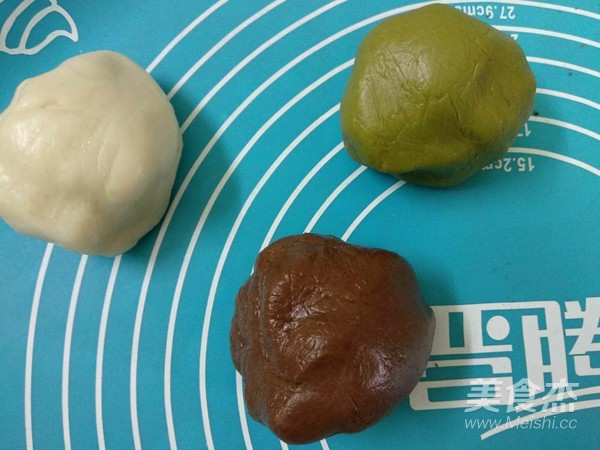 Snowy Mooncakes with Pineapple Stuffing recipe