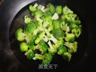 Stir-fried Shrimp with Carrots and Broccoli recipe