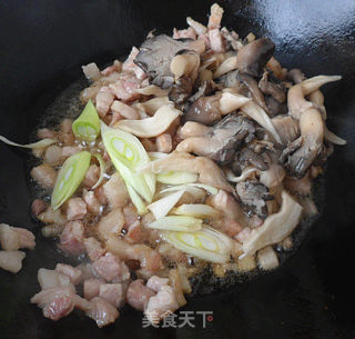 Noodles with Mushroom Diced Pork recipe