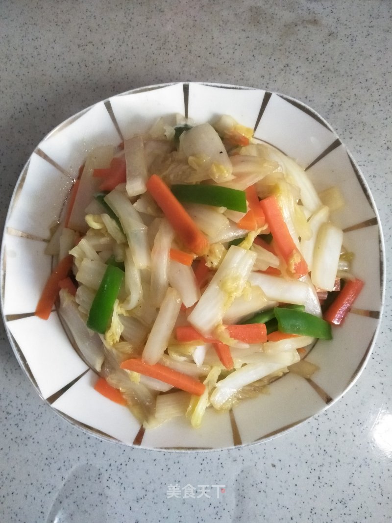 Stir-fried Cabbage with Carrots and Green Peppers recipe