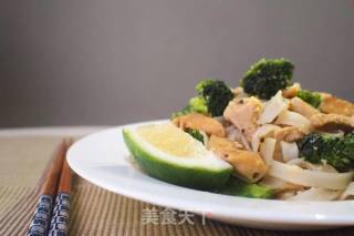 Healthy Western Style Chicken Breast Stir-fried Hor Fun recipe