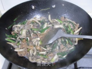 Stir-fried Pork with Garlic Shimeji Mushroom recipe