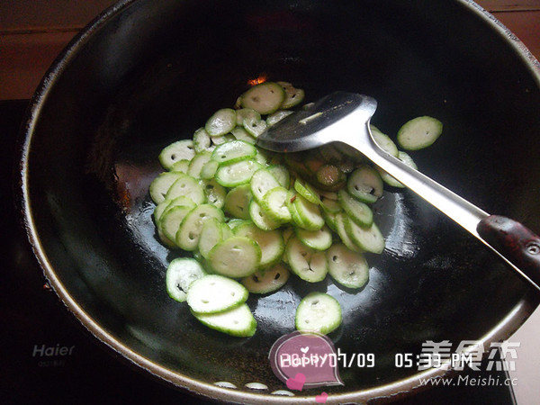 Fried Clam Meat with Loofah recipe