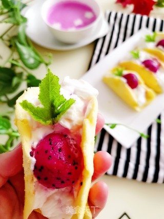 Dragon Fruit Hug Roll recipe