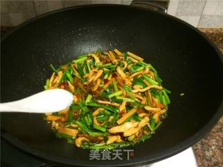Stir-fried Chicken with Leek and Dried Beans recipe