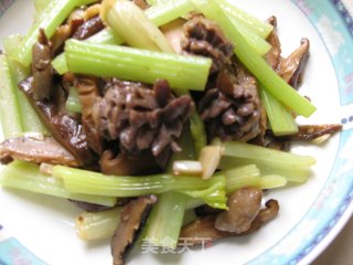 Braised Chicken Mixed with Mushrooms in Oyster Sauce recipe