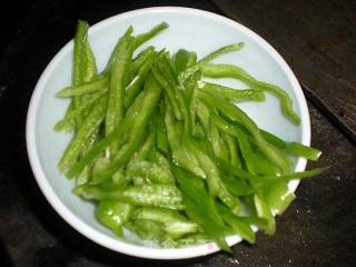 Green Pepper Shredded Pork Topped with Noodles recipe