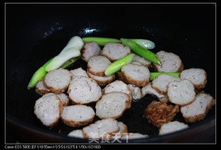 Stir-fried Pork Rolls with Celery and Garlic Sprouts recipe