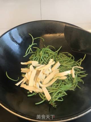 Stir-fried White Dried Artemisia recipe