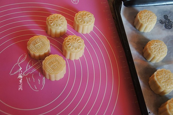 Cantonese-style Moon Cakes with Lotus Paste Filling recipe