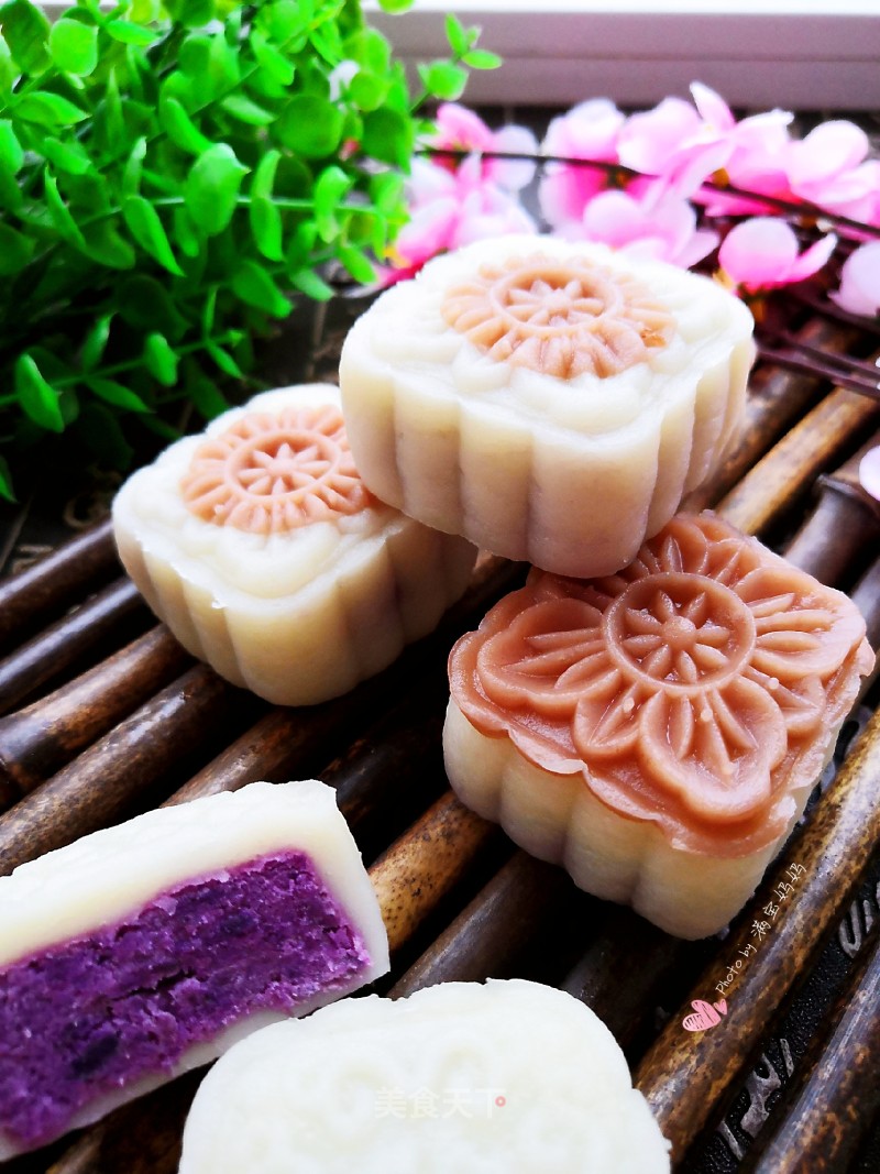 Two-color Snowy Mooncake with Purple Sweet Potato Stuffing