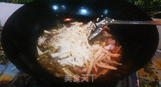 Stir-fried Sauerkraut with Shredded Pork with Winter Bamboo Shoots recipe