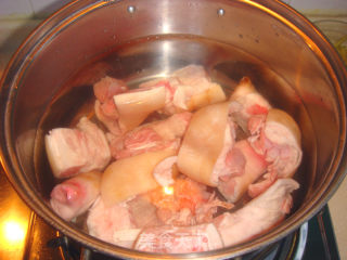 Stewed Pig's Trotters in Stimulating Milk Soup recipe