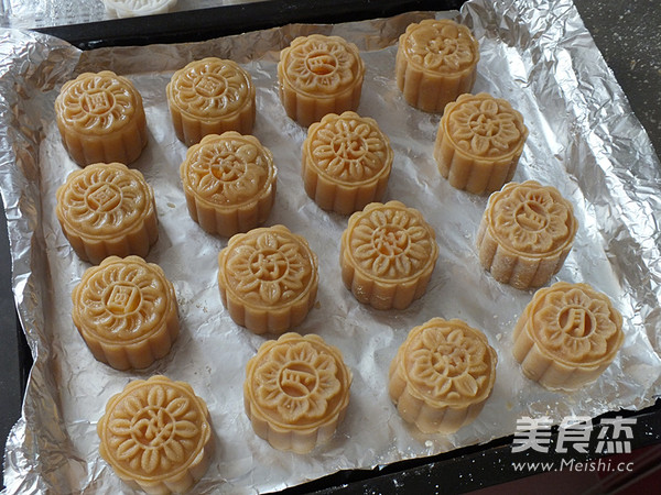 Cantonese-style Lotus Paste and Egg Yolk Mooncakes recipe