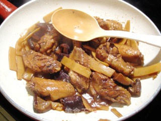 Braised Chicken Wings with Bamboo Shoots recipe