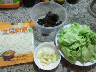 Stir-fried Potato Vermicelli with Black Fungus and Cabbage recipe