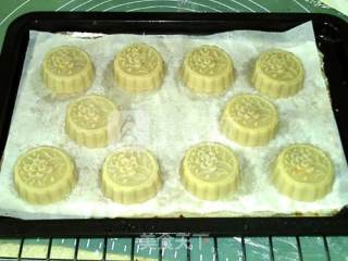 Cantonese-style Lotus Paste and Egg Yolk Mooncakes recipe