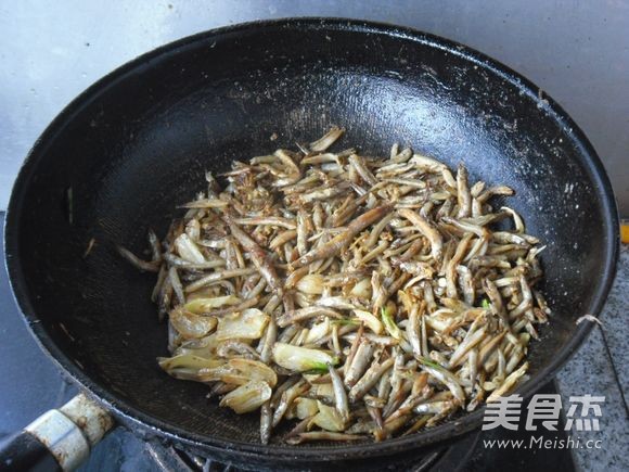 Stir-fried Small Dried Fish with Garlic recipe