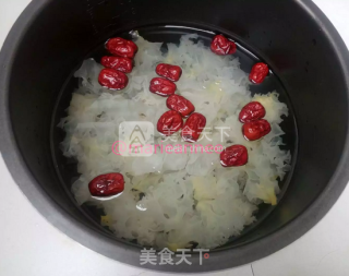 Rock Sugar, Red Dates and Tremella Soup recipe