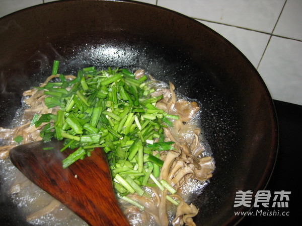 Stir-fried Pork with Chestnut Mushrooms recipe
