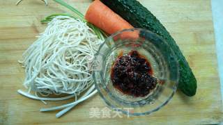 Flavored Chicken Sauce and Chili Noodles recipe