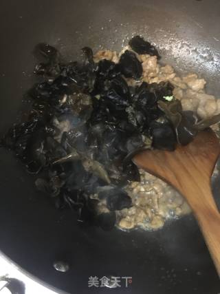 Fried Pork with Broccoli Cloud Ears recipe