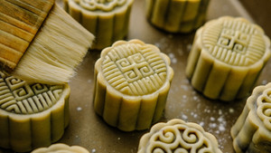 Traditional Egg Yolk and Bean Paste Mooncakes│dolly Peanut Oil X Gold Family Banquet recipe