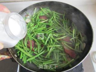 Stir-fried Bacon with Artemisia recipe