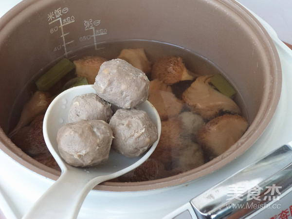 Beef Balls in Claypot with Hericium recipe