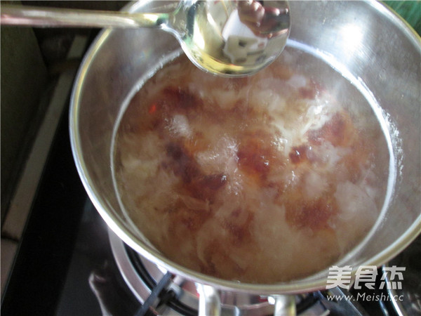 Cranberry Peach Gum White Fungus Soup recipe