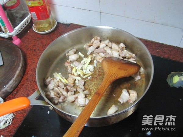 Stir-fried Pork with Tea Tree Mushroom recipe