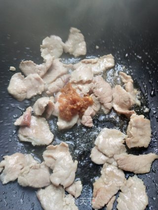 Stir-fried Pork with Parsley recipe