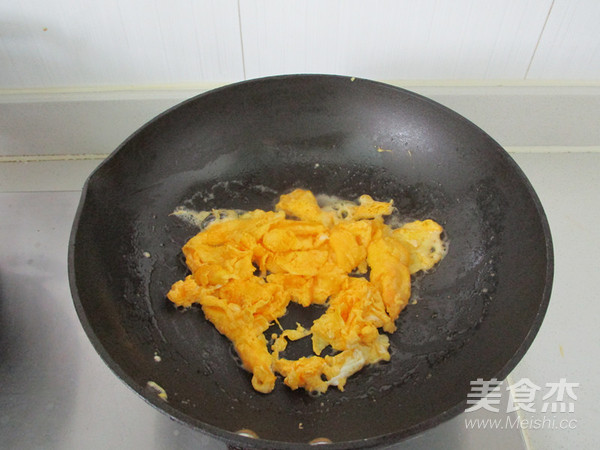 Stir-fried Grass Duck Eggs with Garlic Stalks recipe