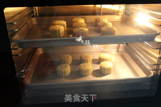 Wind Furnace Cantonese-style Bean Paste Moon Cakes recipe