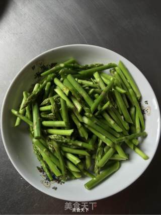 Stir-fried Chicken with Asparagus and Lily recipe