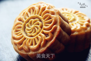 Mid-autumn Festival, The Sweet "moon" Warms People's Hearts-single Yellow and White Lotus Paste Moon Cake recipe