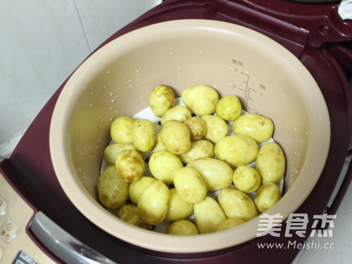 Salt-fried Baby Potatoes recipe