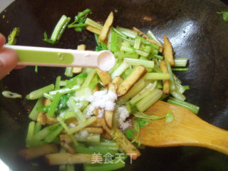 Vegetarian Stir-fried Celery and Dried Fragrant-quick Dish for Office Workers recipe