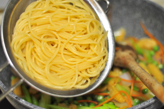 Stir-fried Spaghetti with Fresh Vegetables recipe