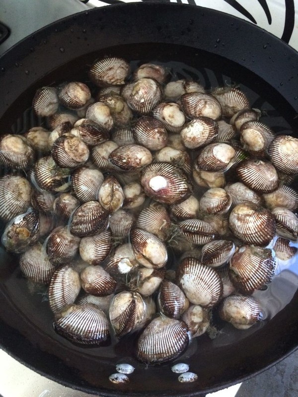 Hairy Clams Mixed with Spinach recipe