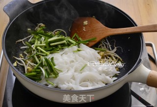 Stir-fried Hor Fun with Leek and Bean Sprouts recipe