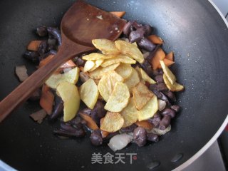 Fried Potato Chips with Red Mushroom recipe