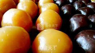 #新良首第纽约大赛#cantonese-style Egg Yolk Lotus Paste Mooncakes recipe