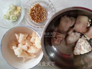 Stewed Pork Knuckles with Lotus Root recipe