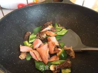 Stir-fried Pork with Green Pepper and Morels recipe
