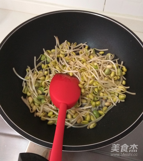 Vegetarian Dishes Taste Meaty-homemade Soybean Sprouts Fried Tofu with Oil recipe