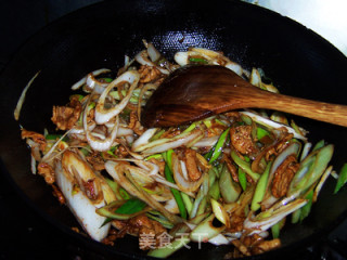 Fried Pork with Green Onions, A Must-eat in Winter recipe