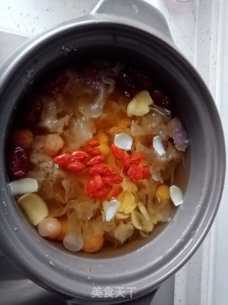 Tremella Lily and Lotus Seed Soup recipe